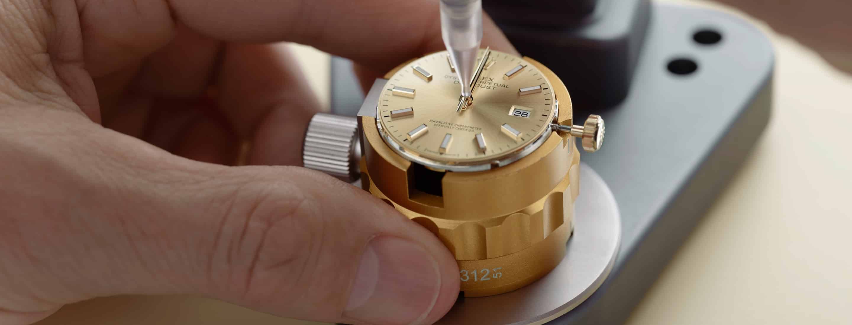 Rolex Wartungsverfahren – Juwelier Weinmayr – Einschalen des Uhrwerks