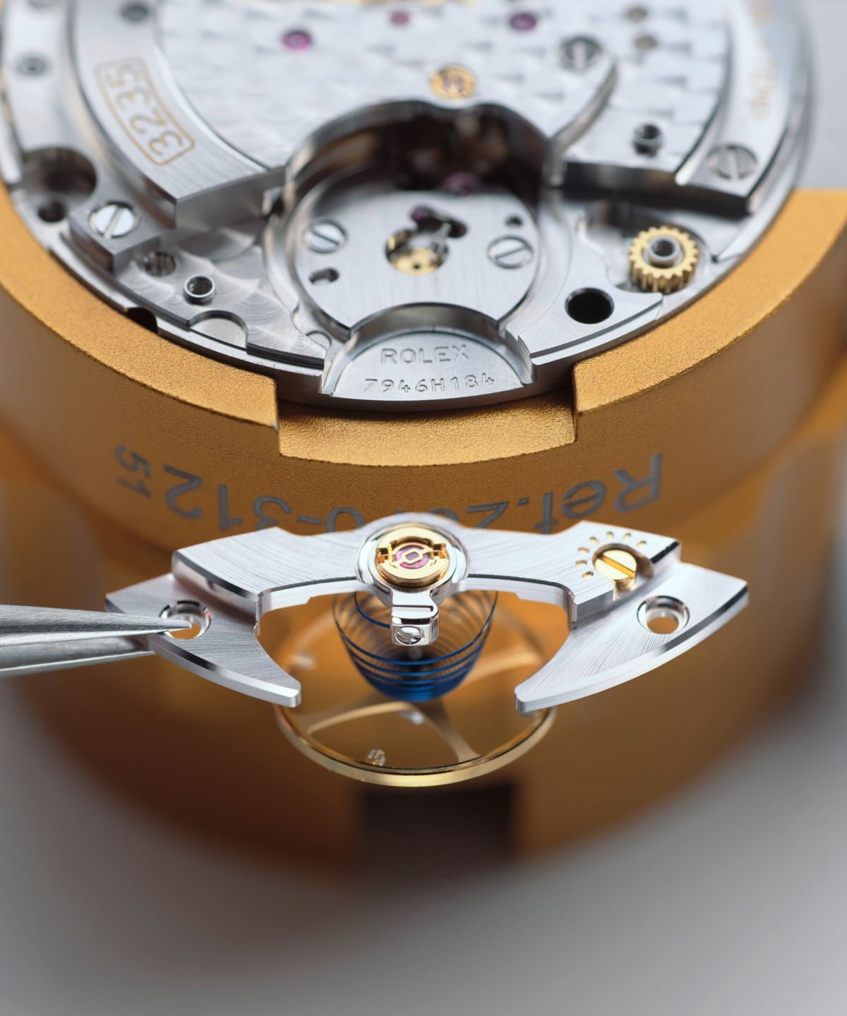 Rolex Wartungsverfahren – Juwelier Weinmayr – Montage des Uhrwerks und Schmierung